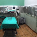 Quirófano de la Clínica Veterinaria San José con mesa de cirugía y monitor de anestesia