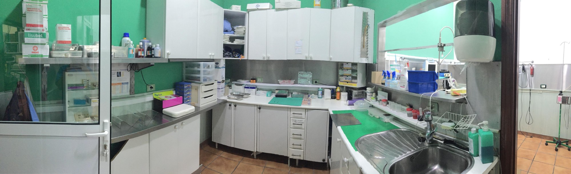 Zona de preparación y esterilización de la Clínica Veterinaria San José